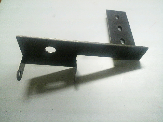 金属焼付塗装実績：小型スピーカー車内取り付け金具（2012年11月）