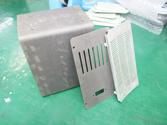 金属焼付塗装実績：通信機器筐体 スピーカーのケ―シング（2014年11月）